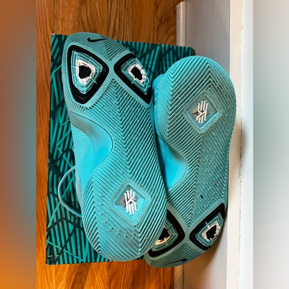 Nike Kyrie 3 Tiffany main image 9